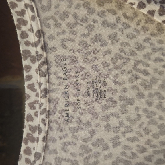 American Eagle v-neck top Leppard print size medium used condition - Picture 2 of 3